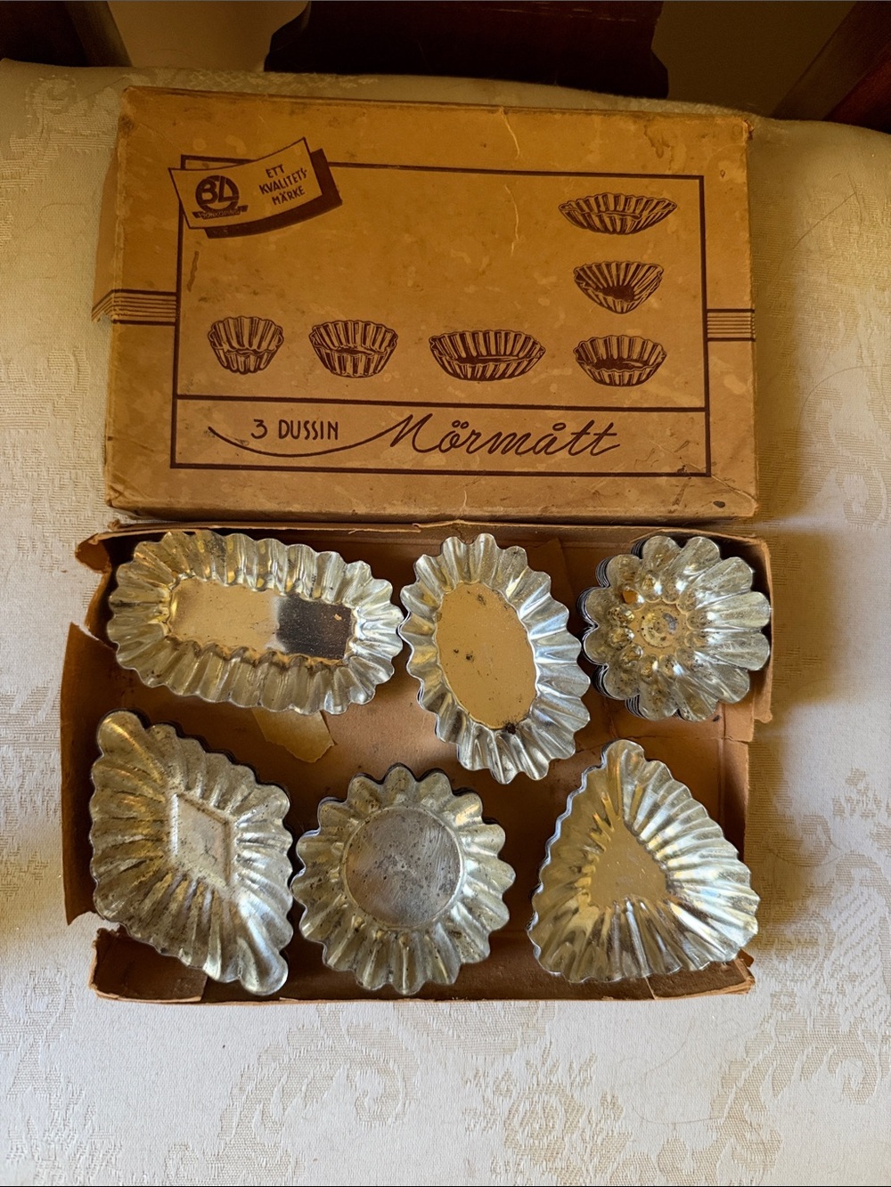 Vintage Mormatt Sweden tartlet tins in original box, 36 tins total, complete set